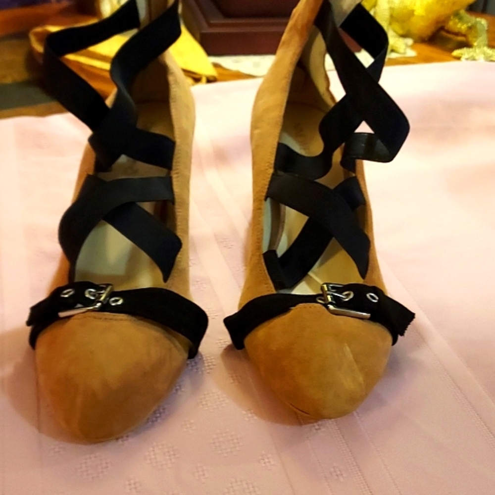 Nine West Black & Tan Shoes w/Heel- 12M